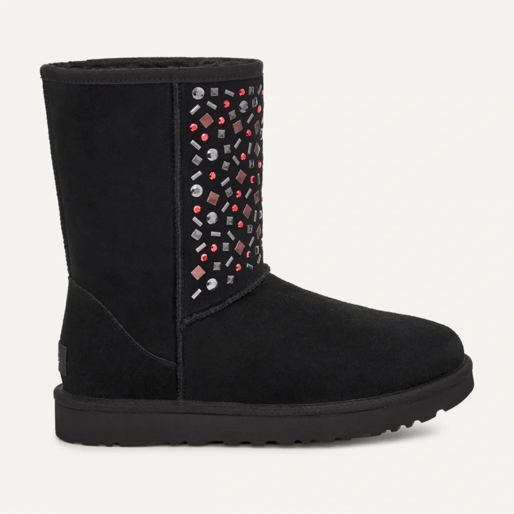 EUC Women’s Size 6 (Euro Sz 37) UGG Classic Short Stud II Winter Boote In Black - Picture 1 of 15